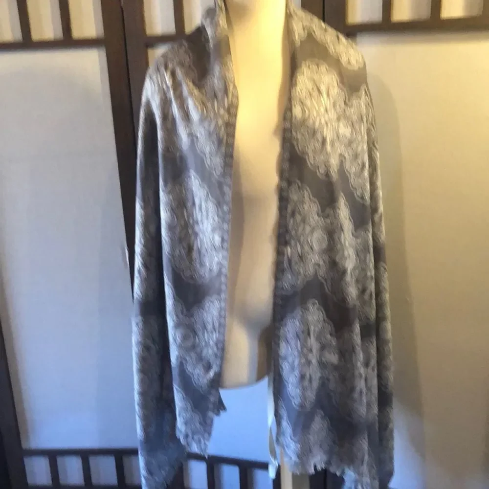 Chico’s Lacey jacquard wrap scarf gray one size fringe edge NWT - Picture 2 of 12